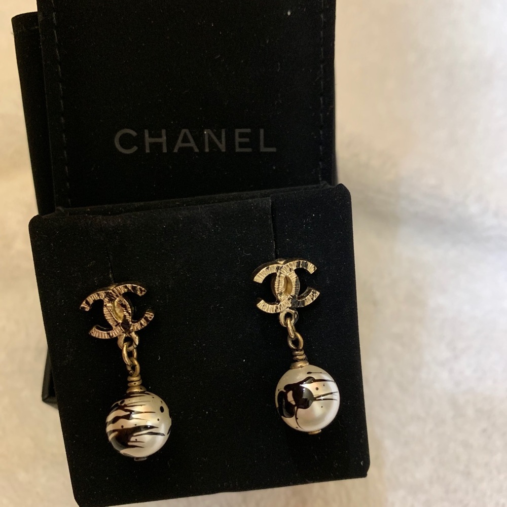✨SOLD✨limited edition Chanel pearl earrings